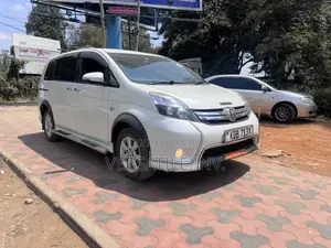 Toyota ISIS 2014 White