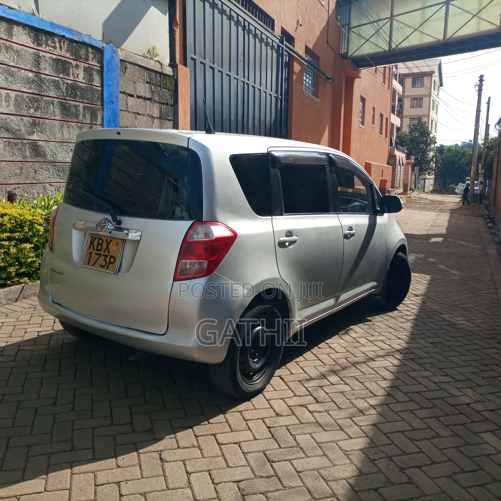 Toyota Ractis 2010 Silver