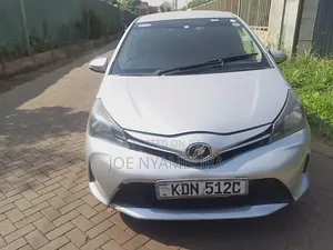 Toyota Vitz 2017 Silver