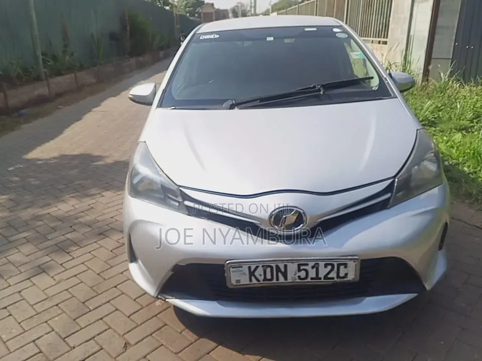 Toyota Vitz 2017 Silver