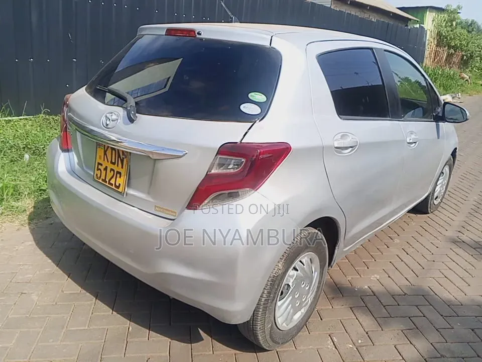 Toyota Vitz 2017 Silver