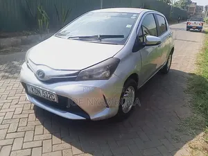 Toyota Vitz 2017 Silver