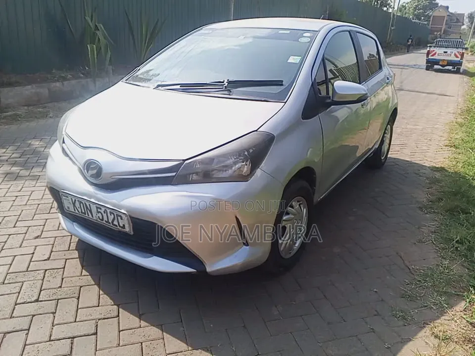 Toyota Vitz 2017 Silver