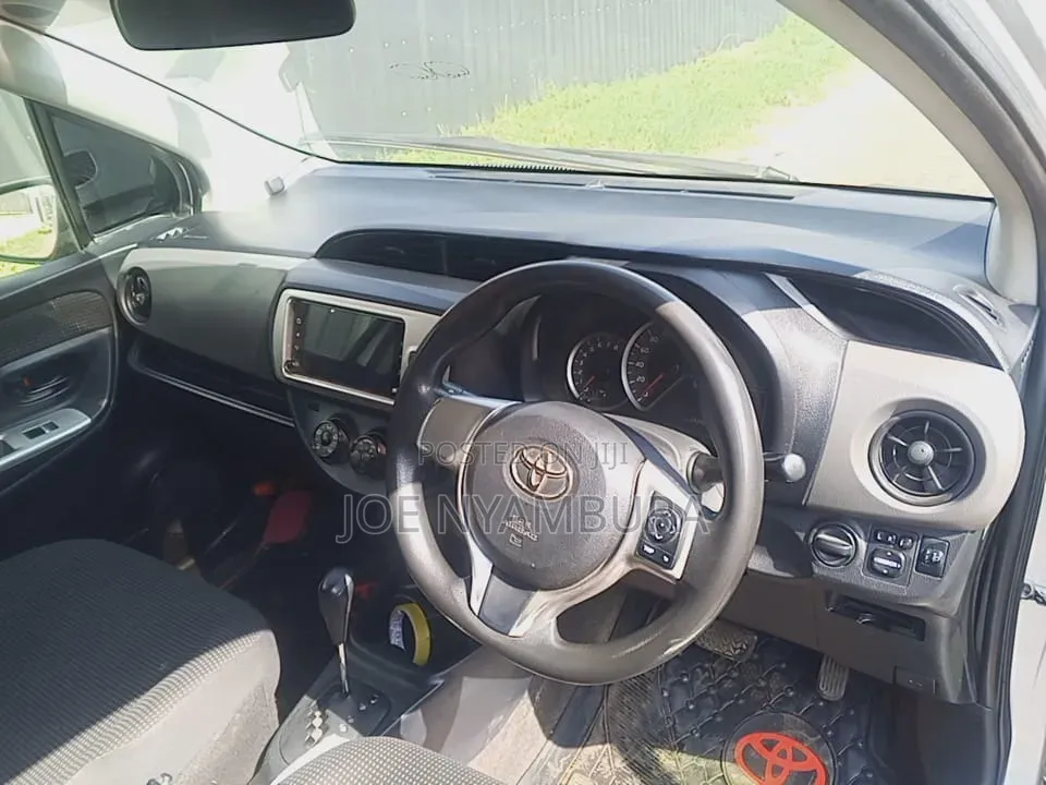 Toyota Vitz 2017 Silver