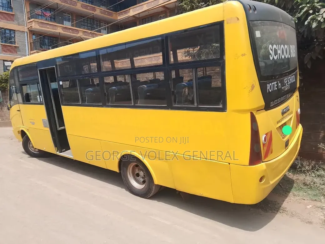 Isuzu NQR 2017 Yellow