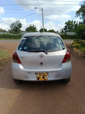 Toyota Vitz 2010 Silver