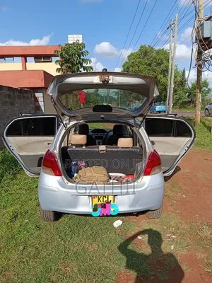 Toyota Vitz 2010 Silver