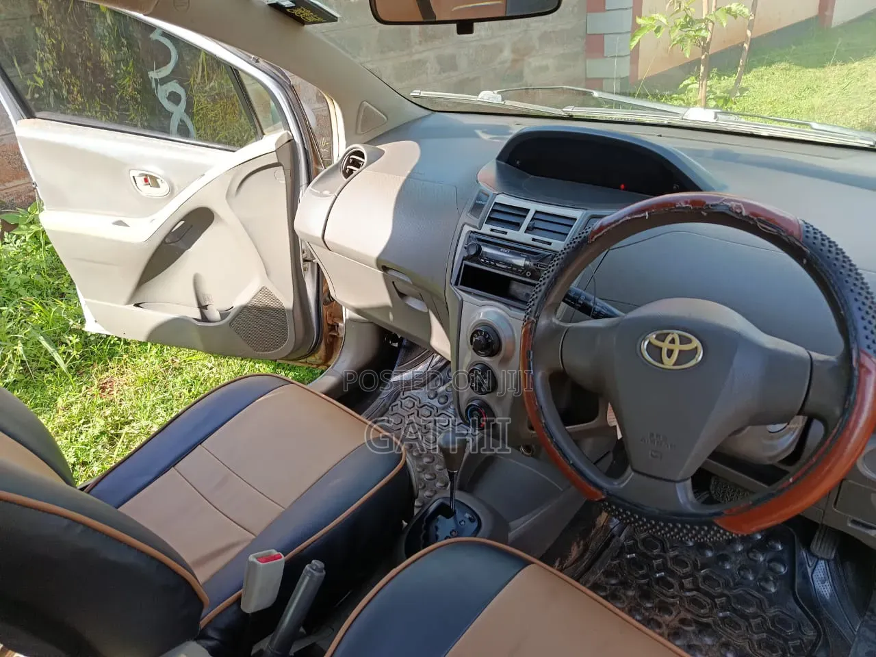 Toyota Vitz 2010 Silver