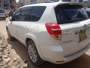 Toyota Vanguard 2012 White