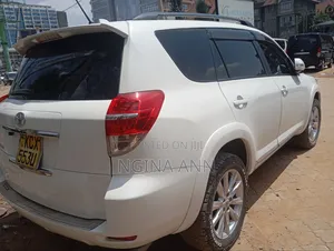 Toyota Vanguard 2012 White