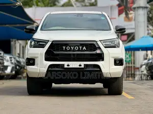 Toyota Hilux 2021 White