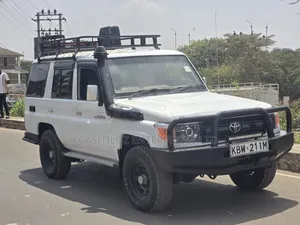 Toyota Land Cruiser 2010 White