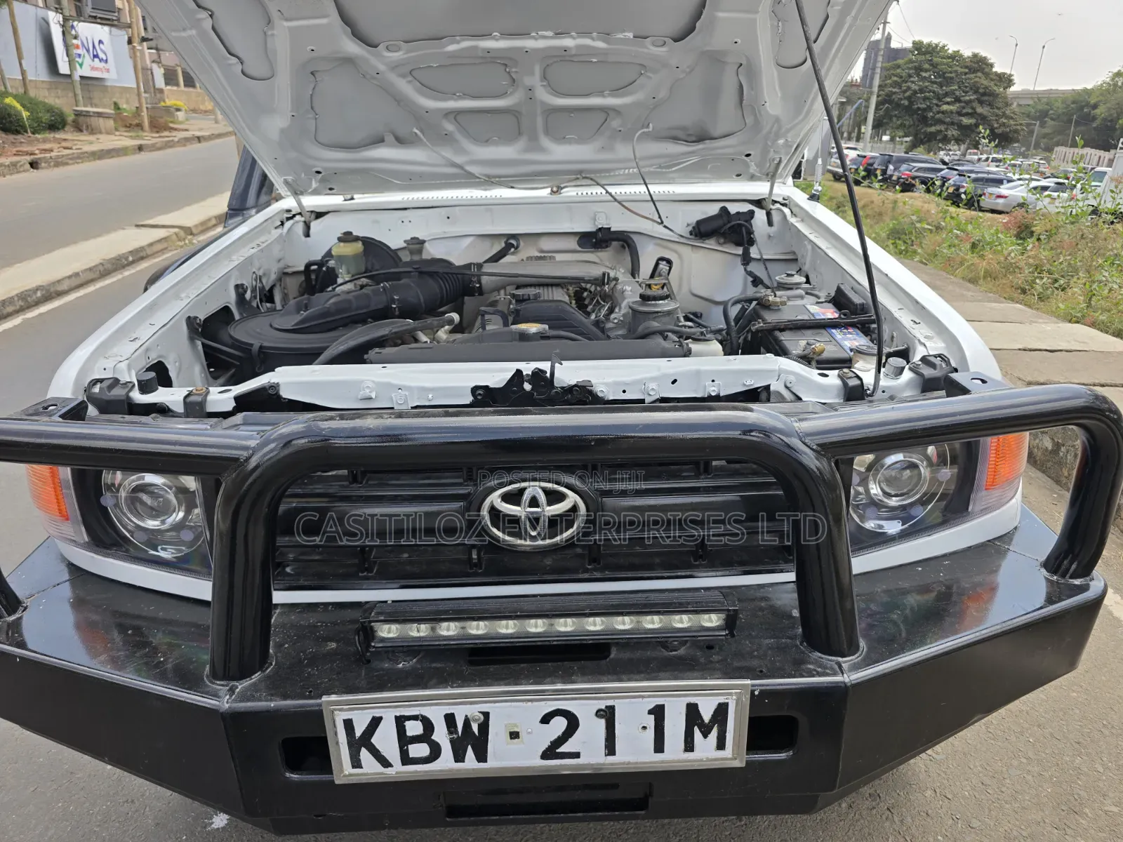 Toyota Land Cruiser 2010 White