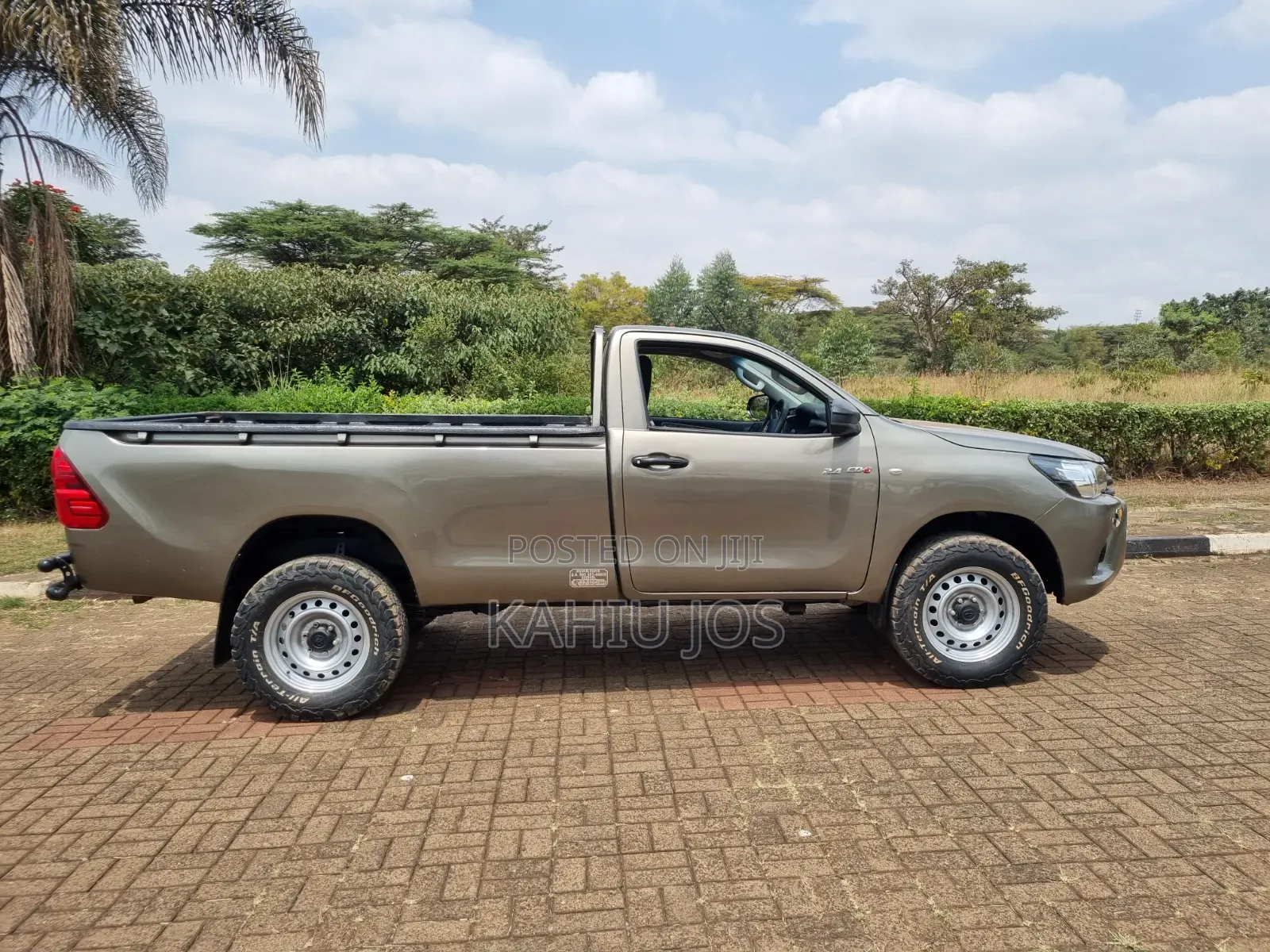 Toyota Hilux 2023 Gold