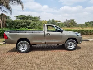 Toyota Hilux 2023 Gold