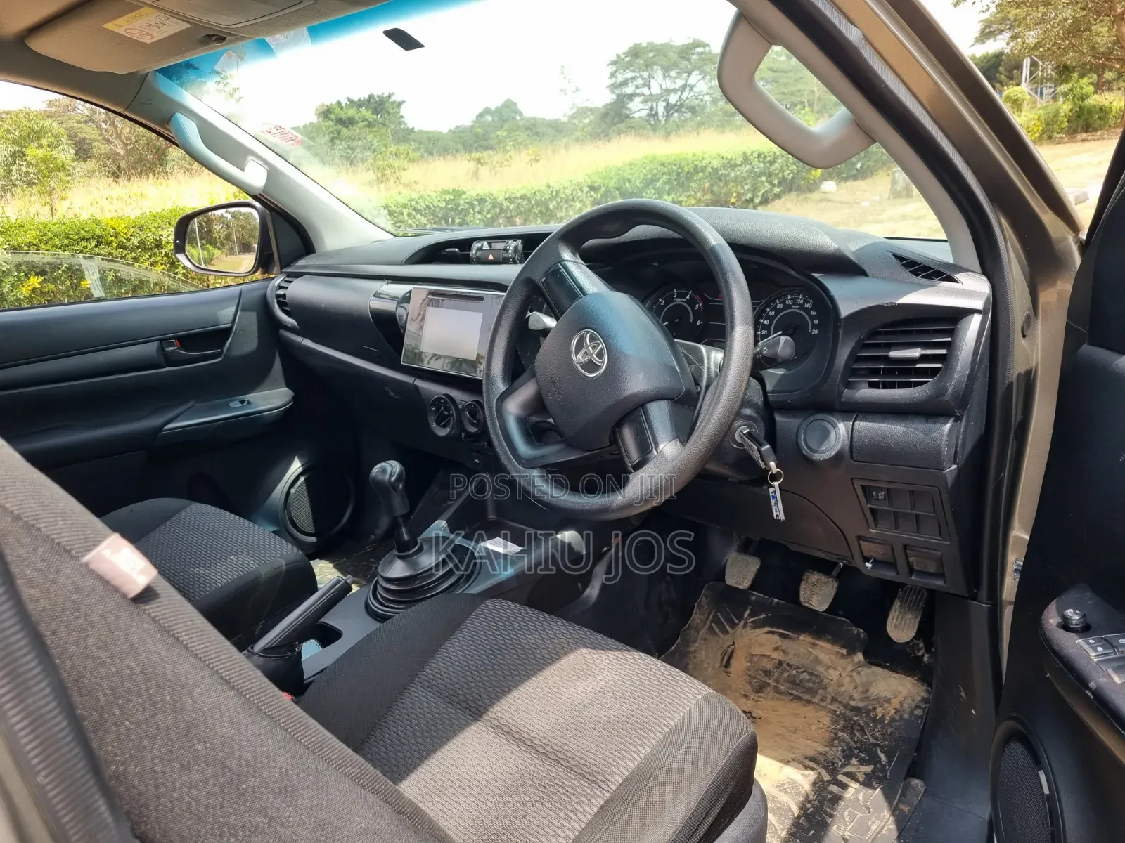Toyota Hilux 2023 Gold