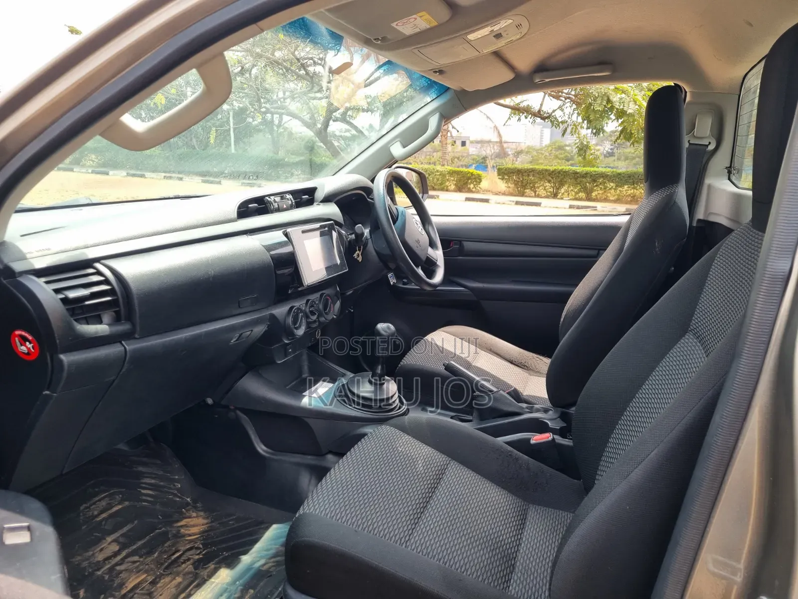 Toyota Hilux 2023 Gold