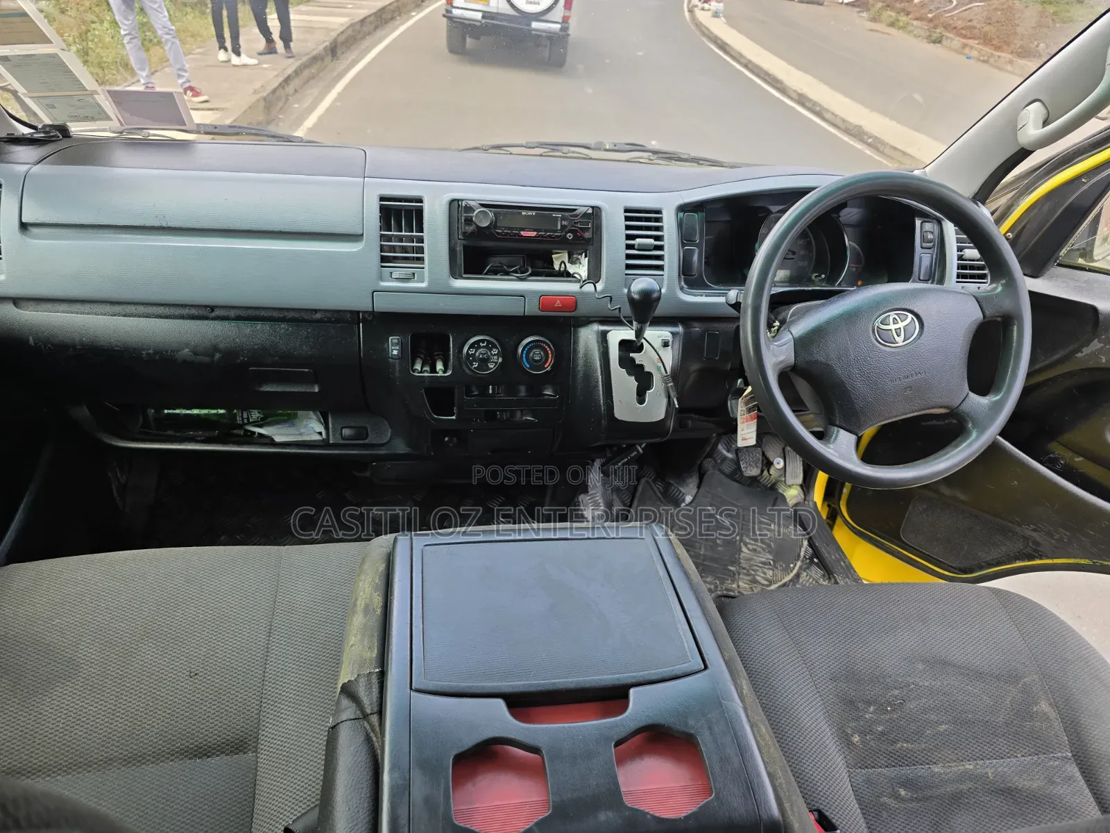 Toyota HiAce 2013 Yellow