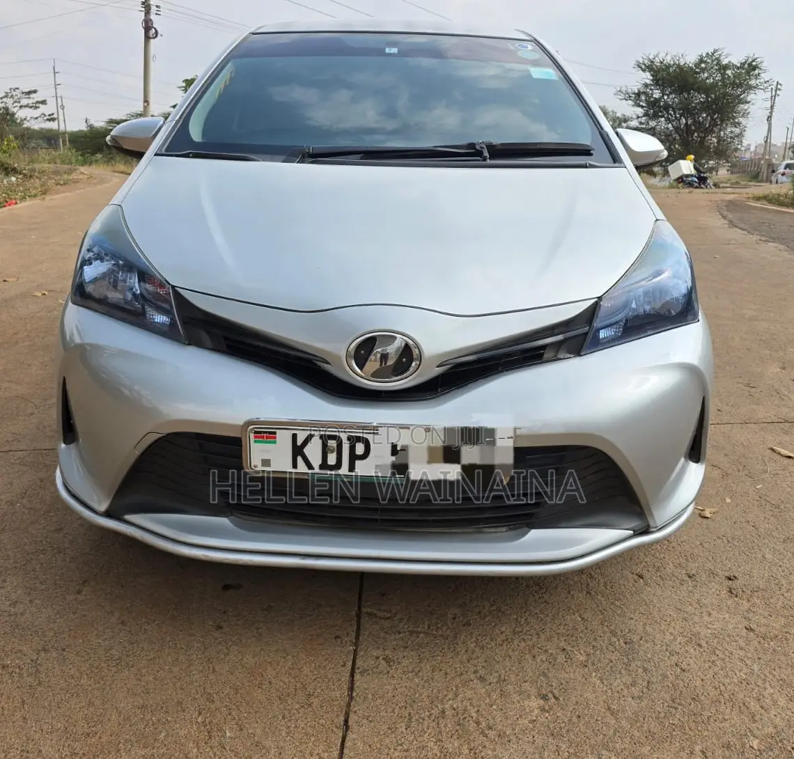 Toyota Vitz 2016 Silver