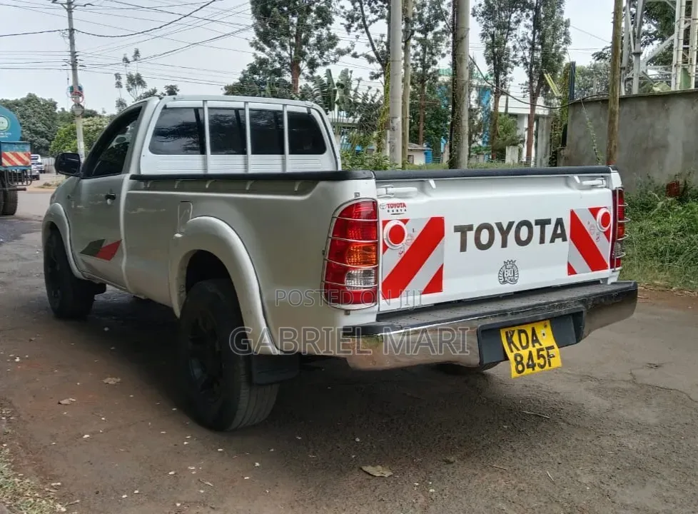 Toyota Hilux 2011 White