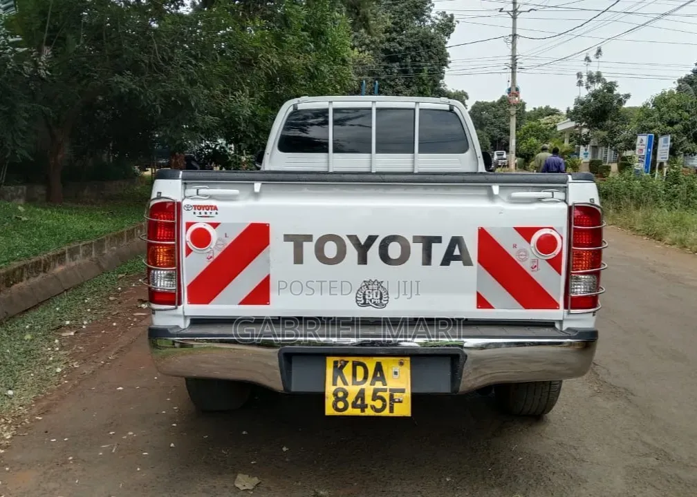 Toyota Hilux 2011 White