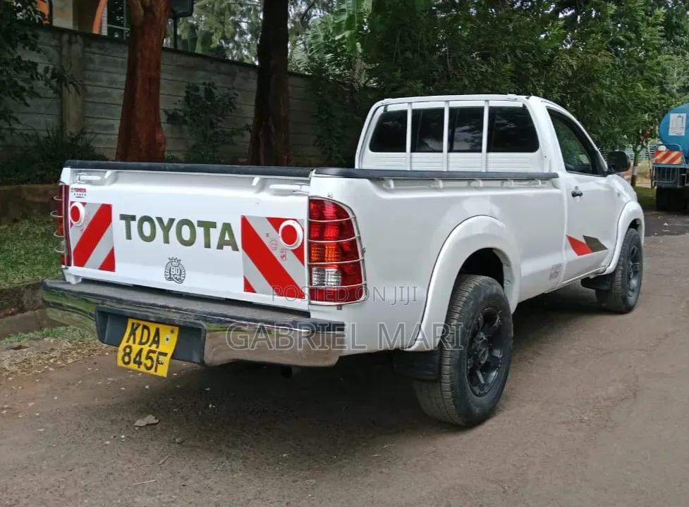 Toyota Hilux 2011 White