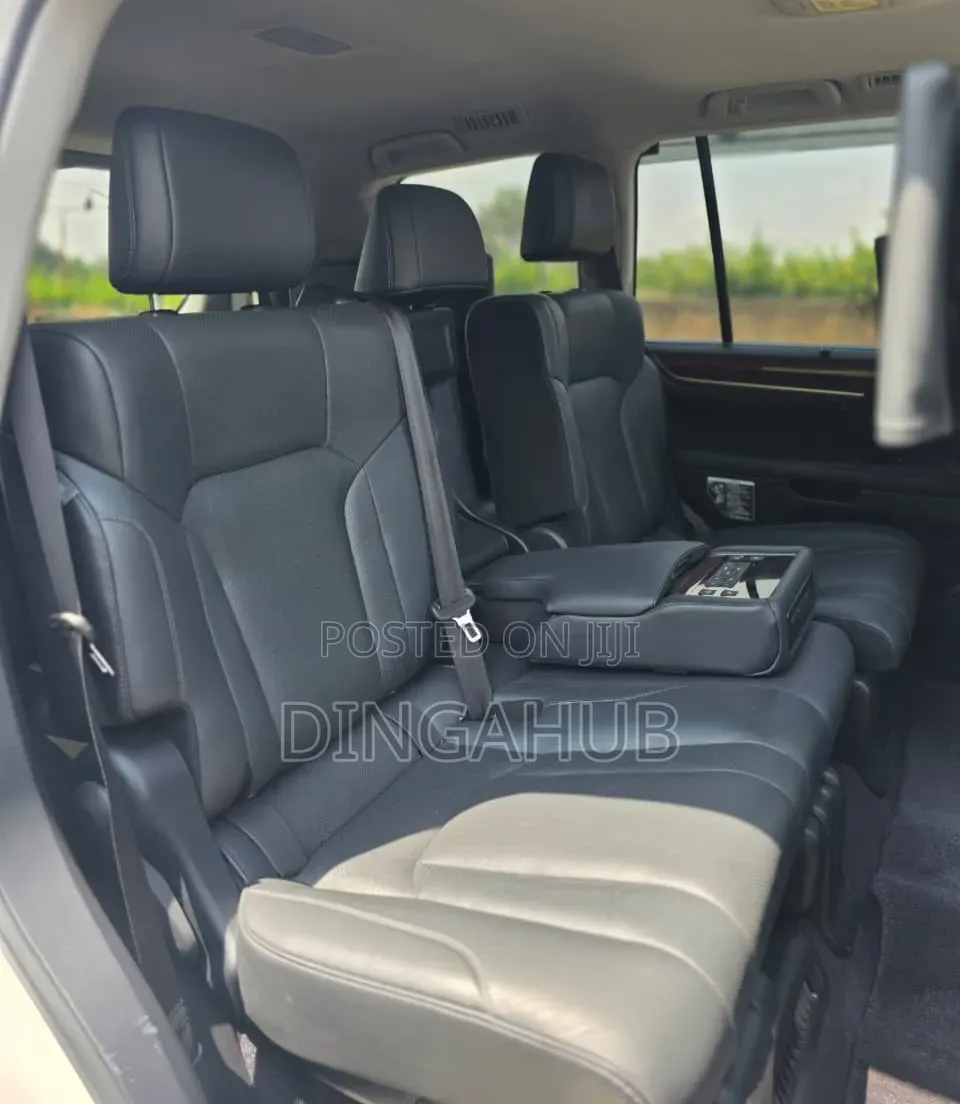 Lexus LX 570 AWD 2018 White