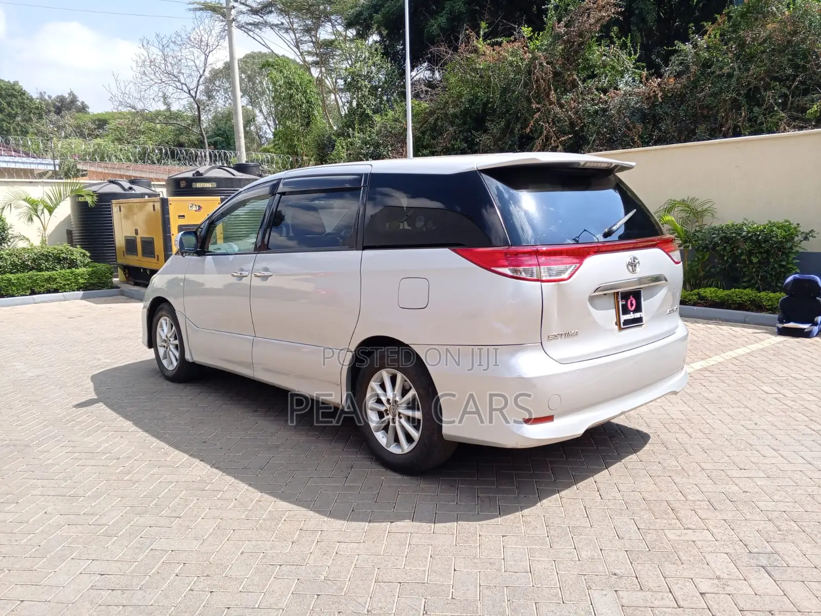 Toyota Estima 2011 Silver