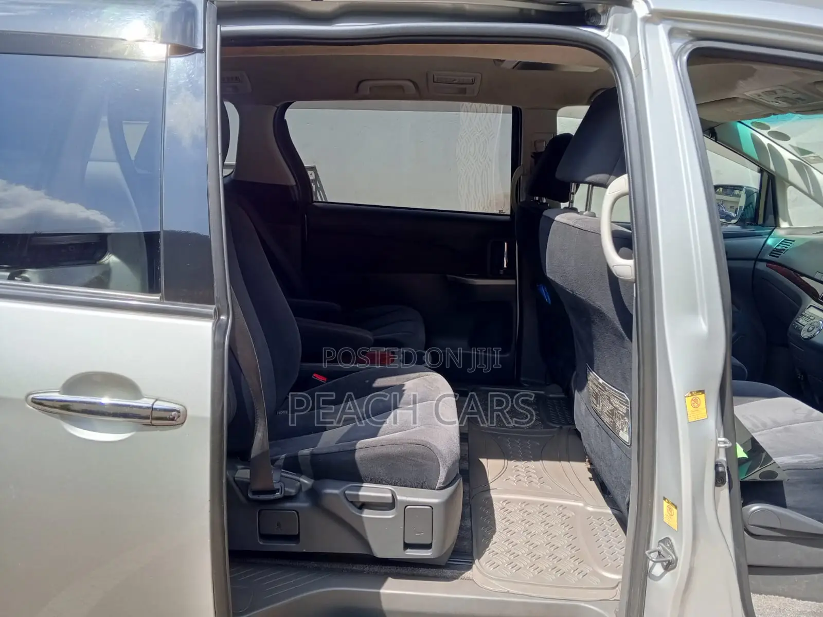 Toyota Estima 2011 Silver