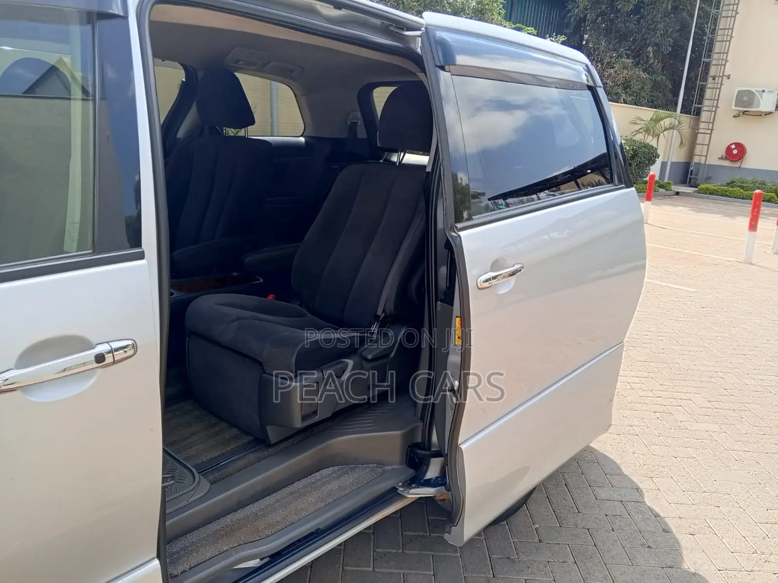 Toyota Estima 2011 Silver