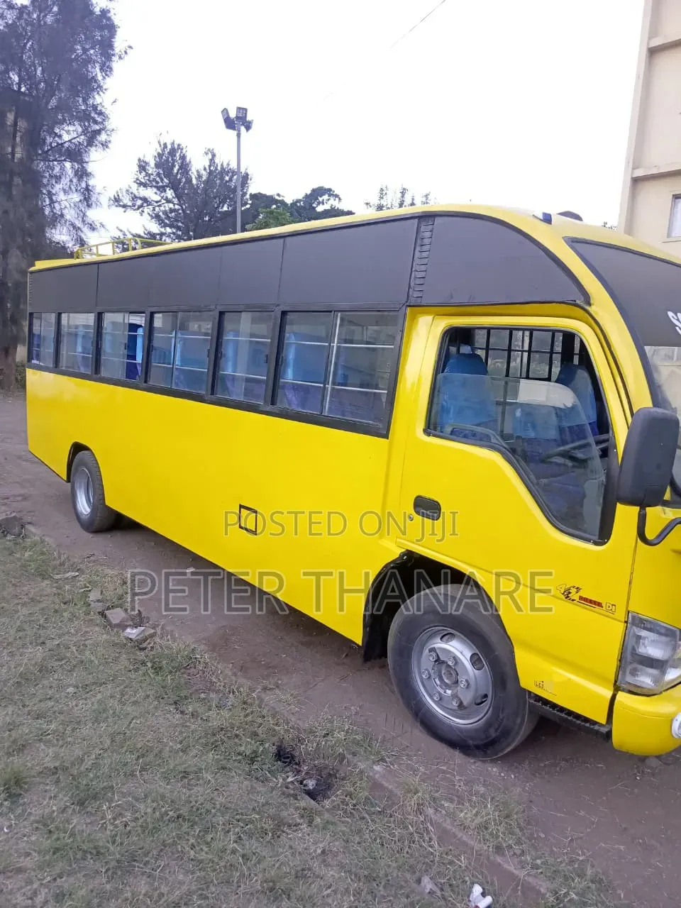 Isuzu NQR 2012 Yellow
