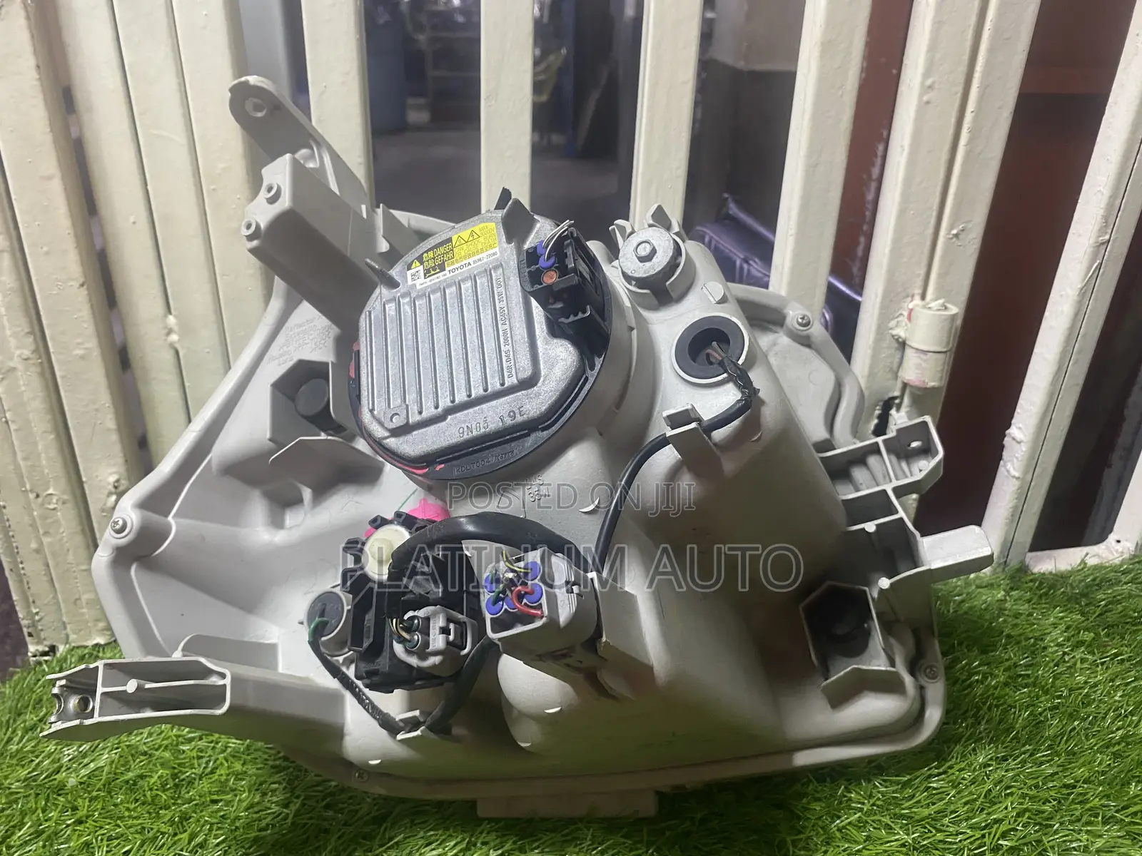Headlight Toyota Sienta 2010/2012 Xenon