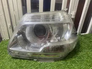 Headlight Toyota Sienta 2010/2012 Xenon