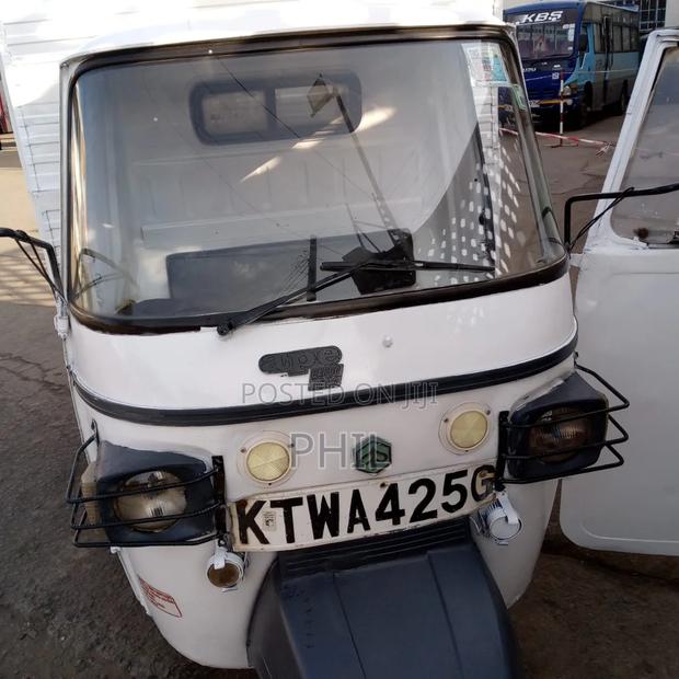 Piaggio 2022 White - thumbnail 2