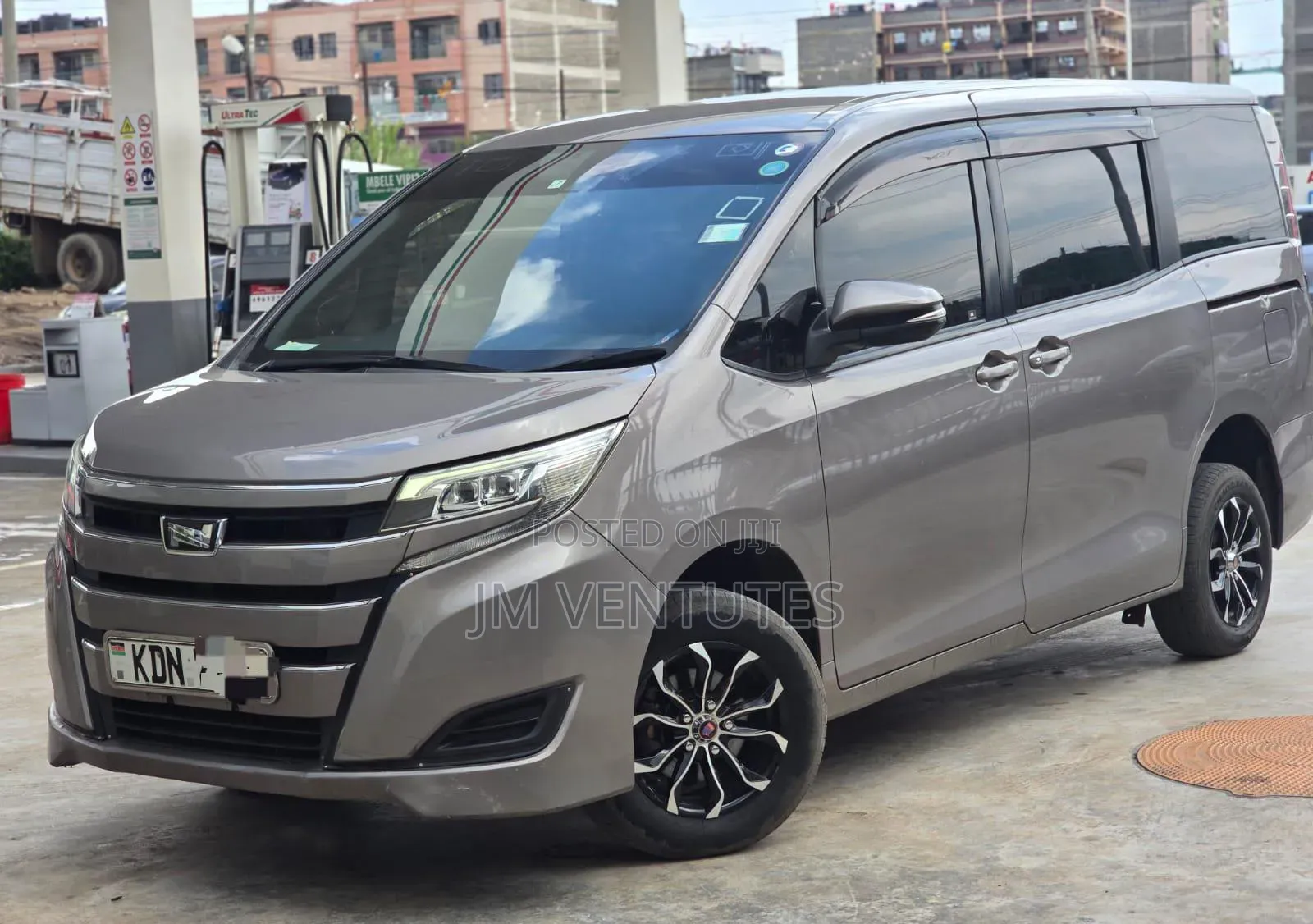 Toyota Noah 2017 Gray
