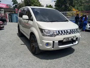 Mitsubishi Delica 2015 White