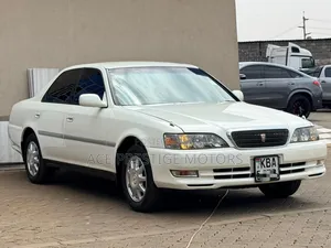 Toyota Cresta 2000 White