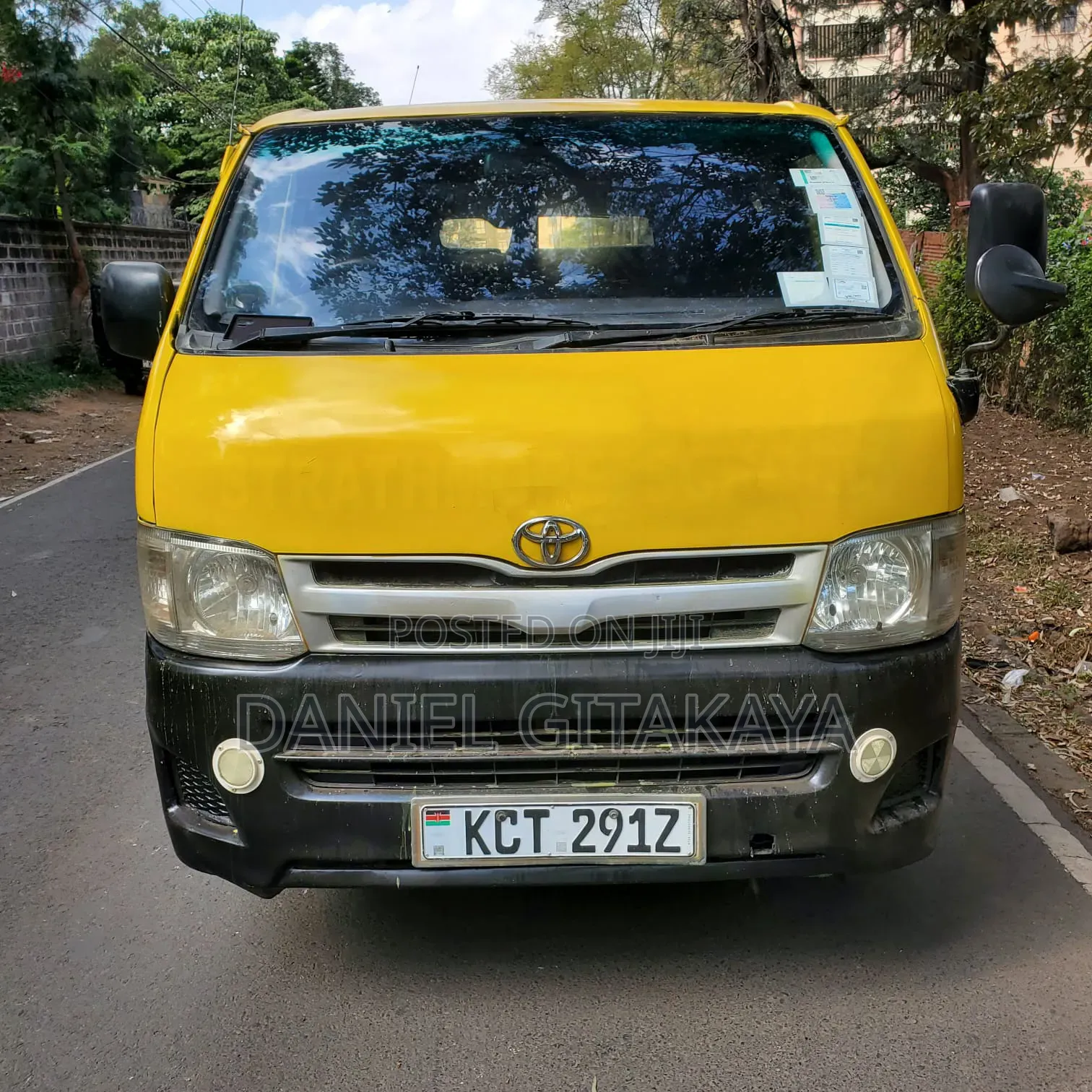 Toyota HiAce 2013 Yellow