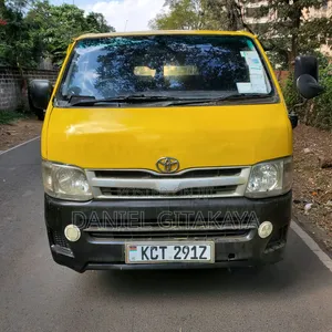 Toyota HiAce 2013 Yellow