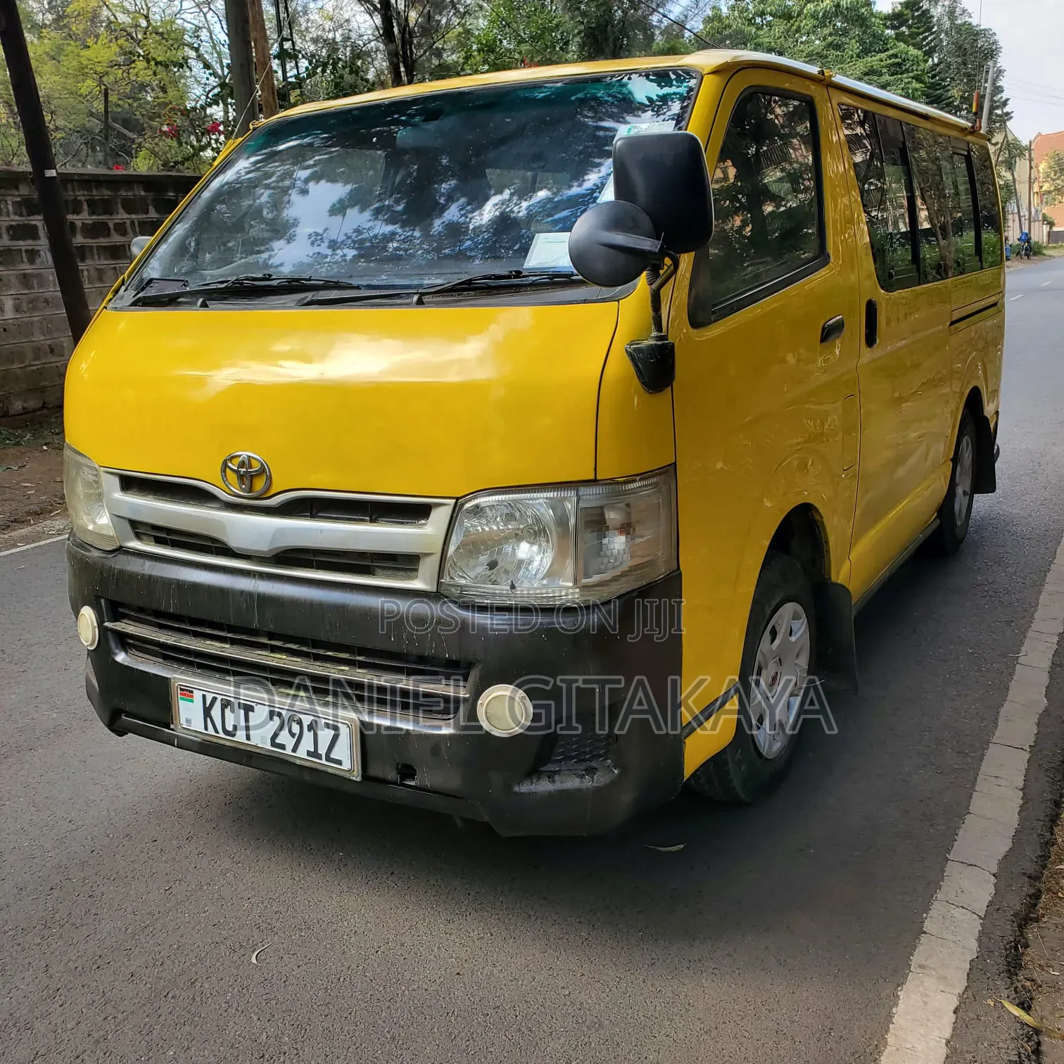 Toyota HiAce 2013 Yellow