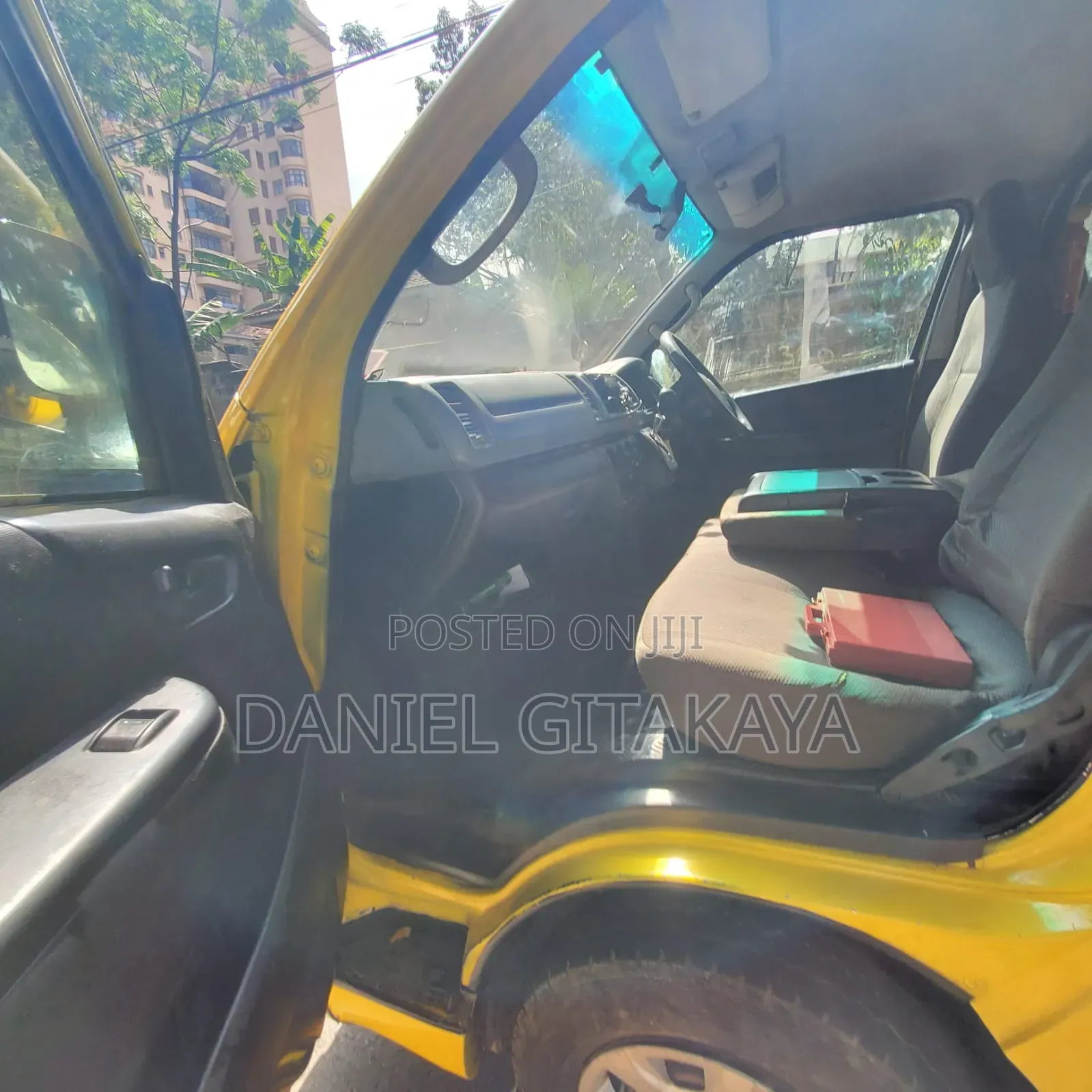 Toyota HiAce 2013 Yellow