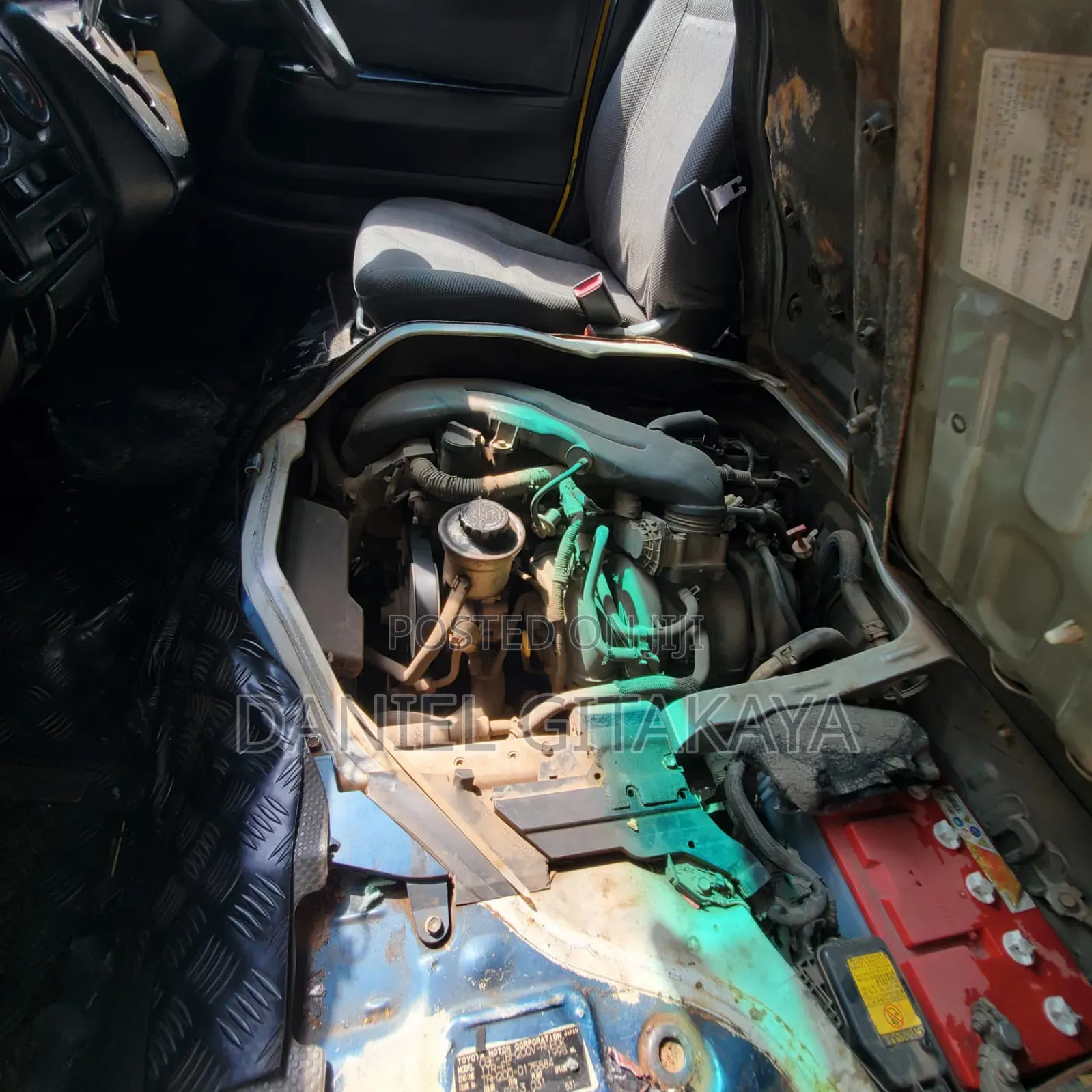 Toyota HiAce 2013 Yellow