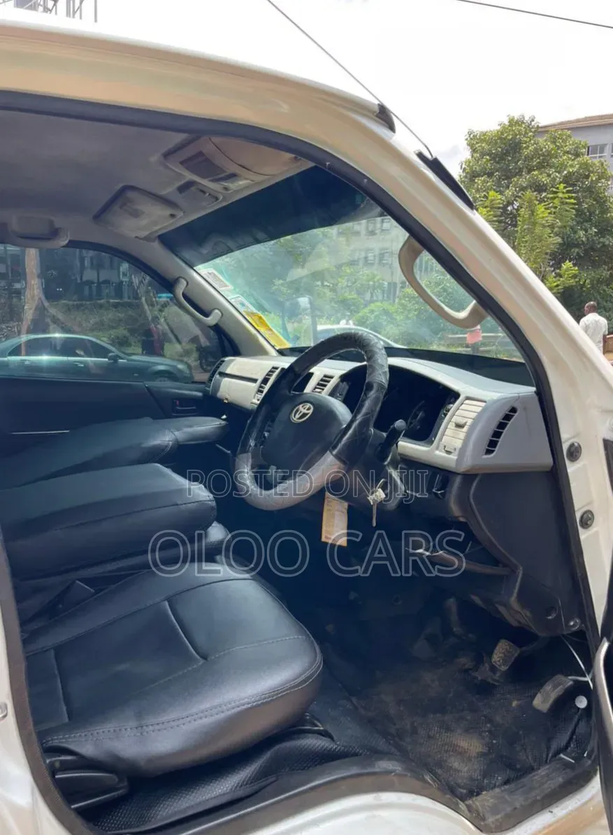 Toyota HiAce 2014 White