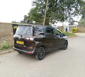 Toyota Sienta 2016 Brown