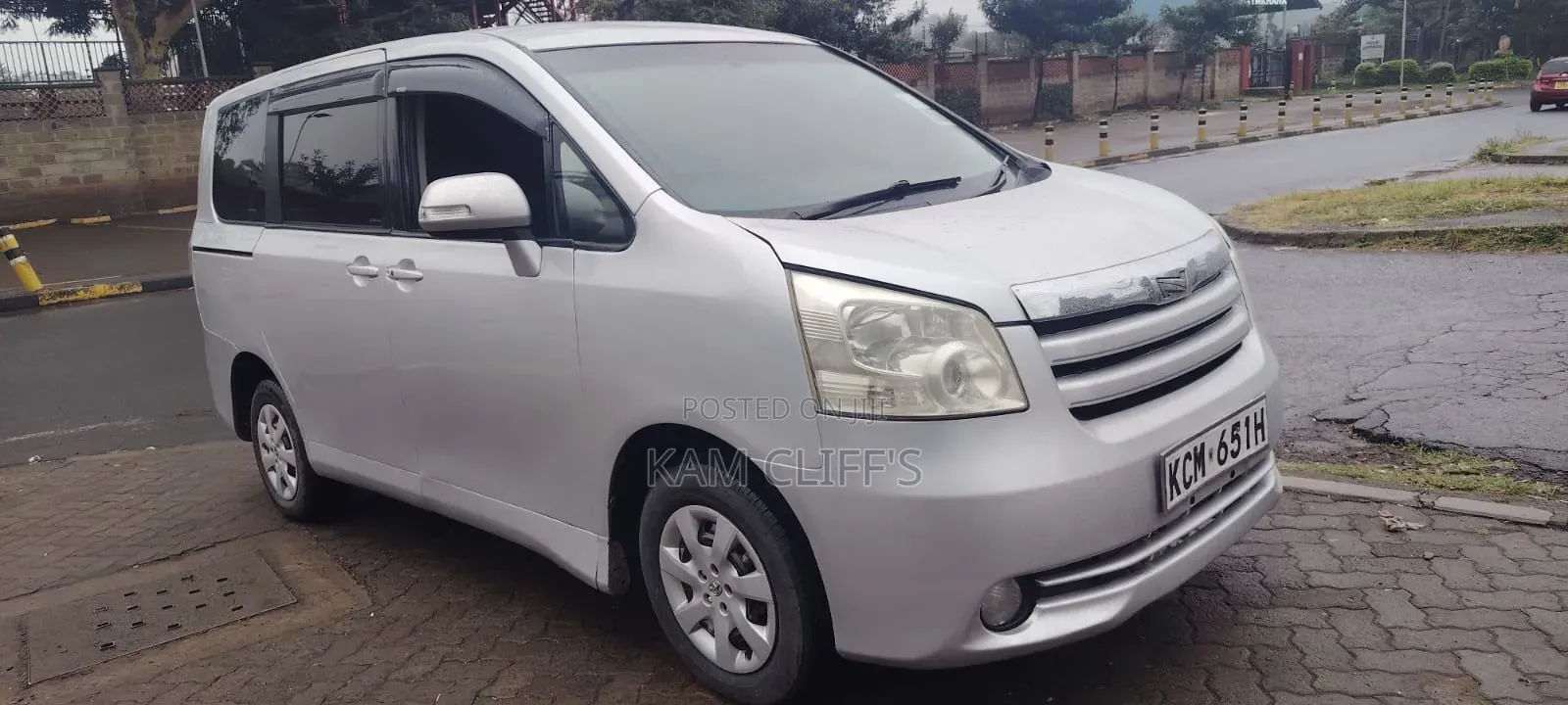 Toyota Noah 2011 Silver