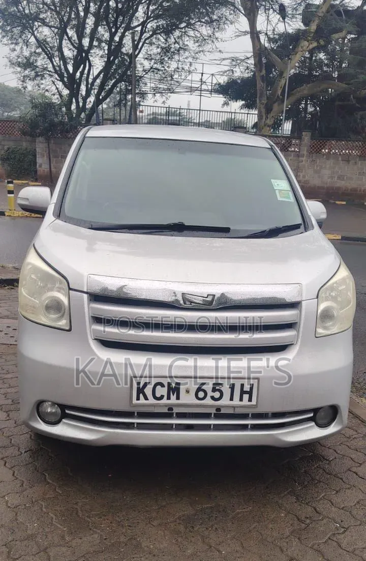 Toyota Noah 2011 Silver