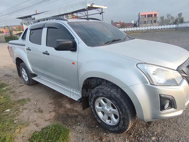 New Isuzu D-MAX 2023 Silver - main view