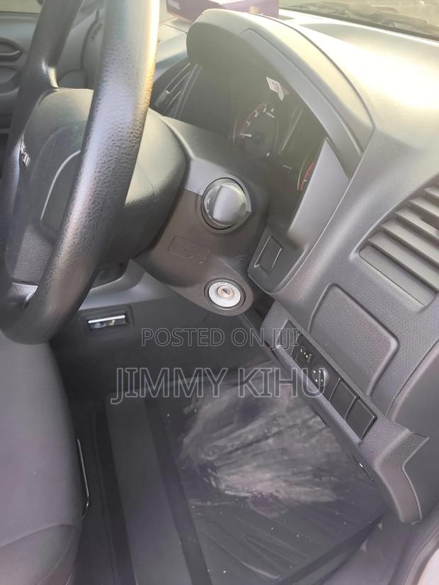 New Isuzu D-MAX 2023 Silver - thumbnail 2