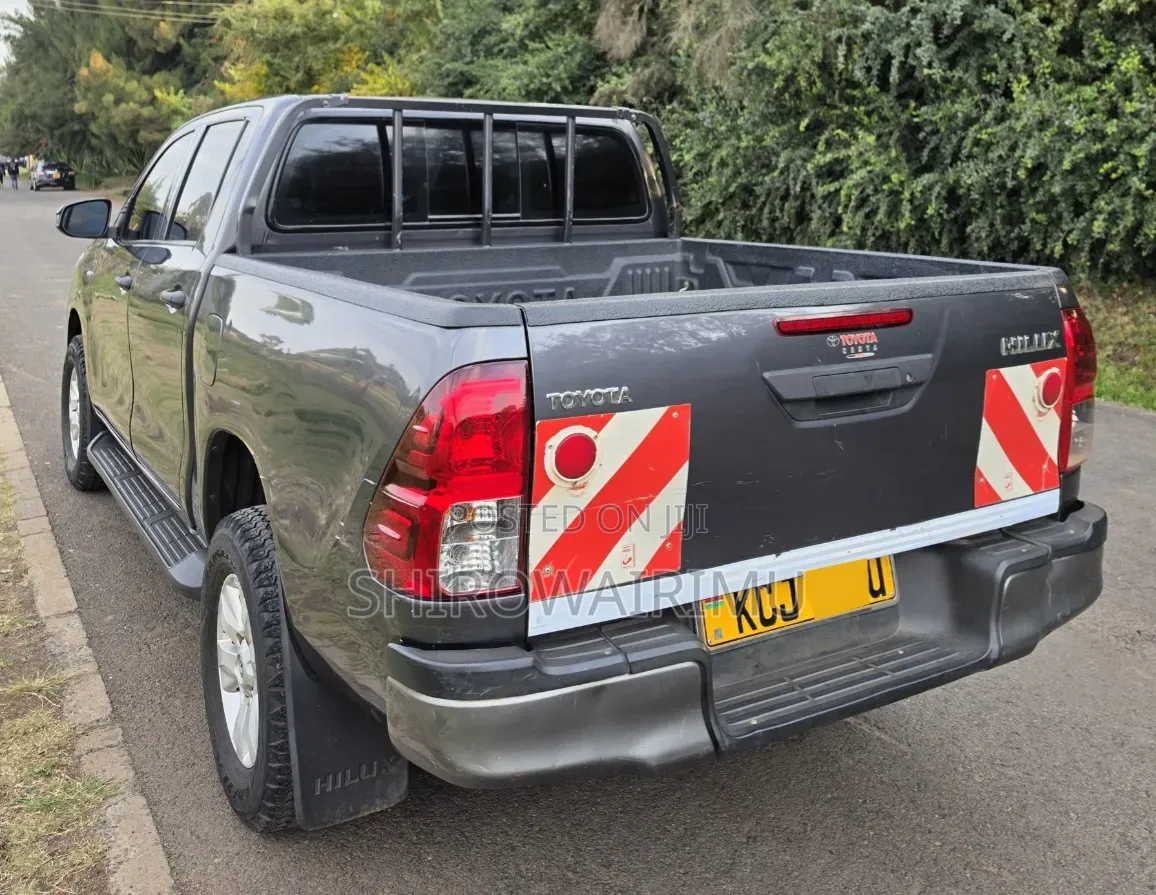 Toyota Hilux 2016 Gray