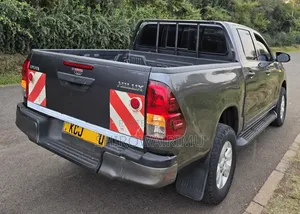 Toyota Hilux 2016 Gray
